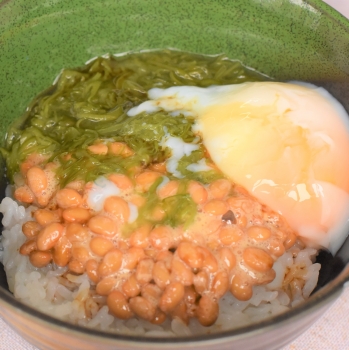 めかぶ納豆の温玉丼